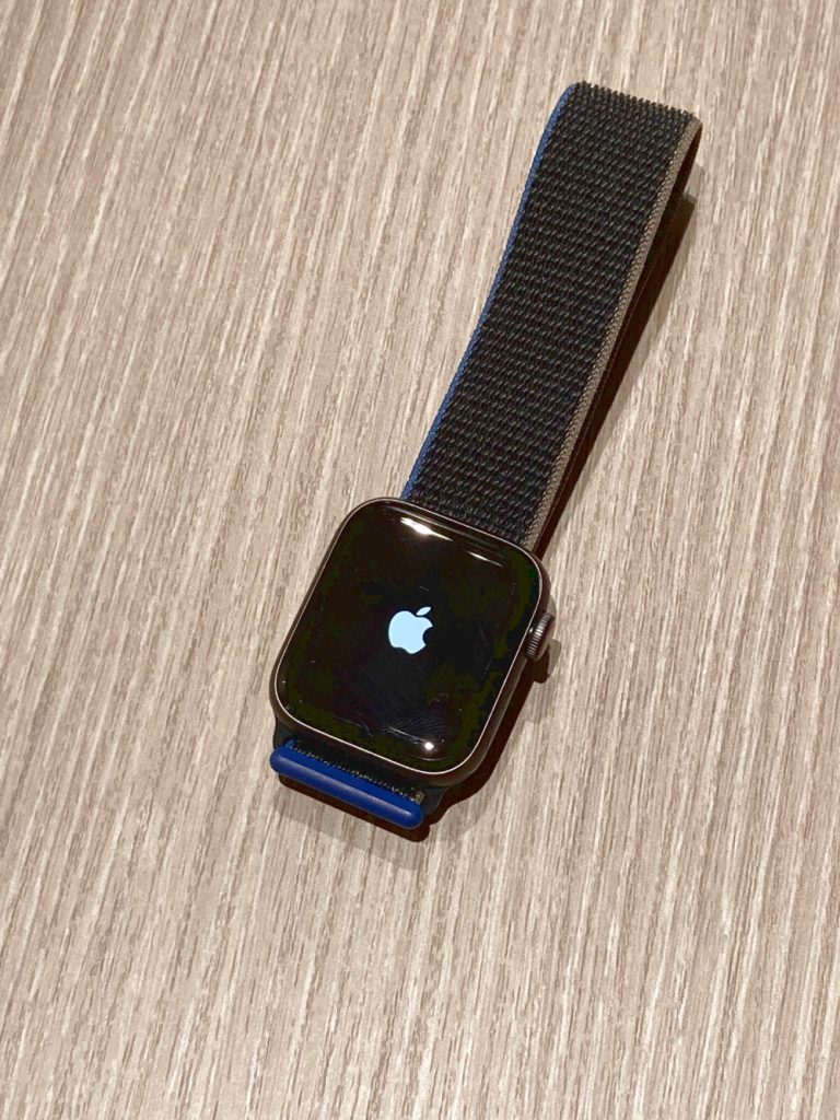 Apple Watch SE GPS+Cellularモデル 40mm スペースグレイアルミ/ブラックスポーツバンド MYEK2J/A