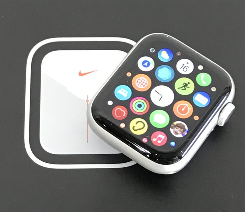 Apple Watch Nike SE 40mm GPSモデル MYYL2J/A シルバーアルミニウムケース/プライドエディションNikeスポーツバンド