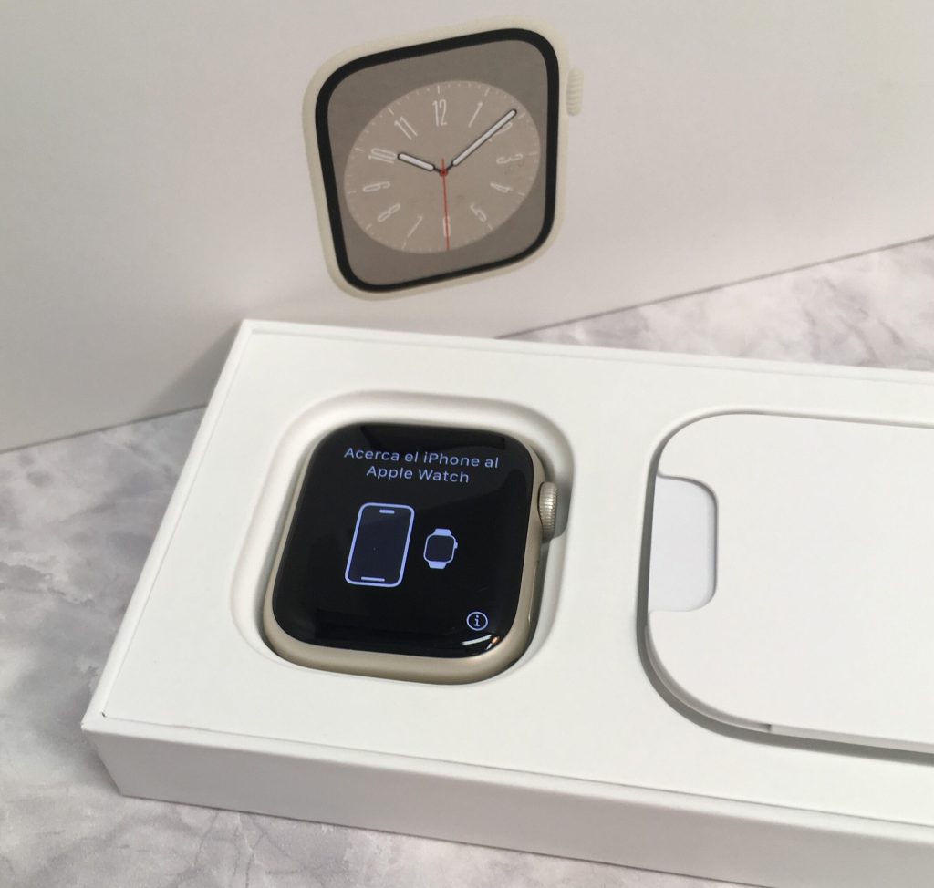 Apple Watch Series 8 GPSモデル 41mm スターライトスポーツバンド MNP63NF/A