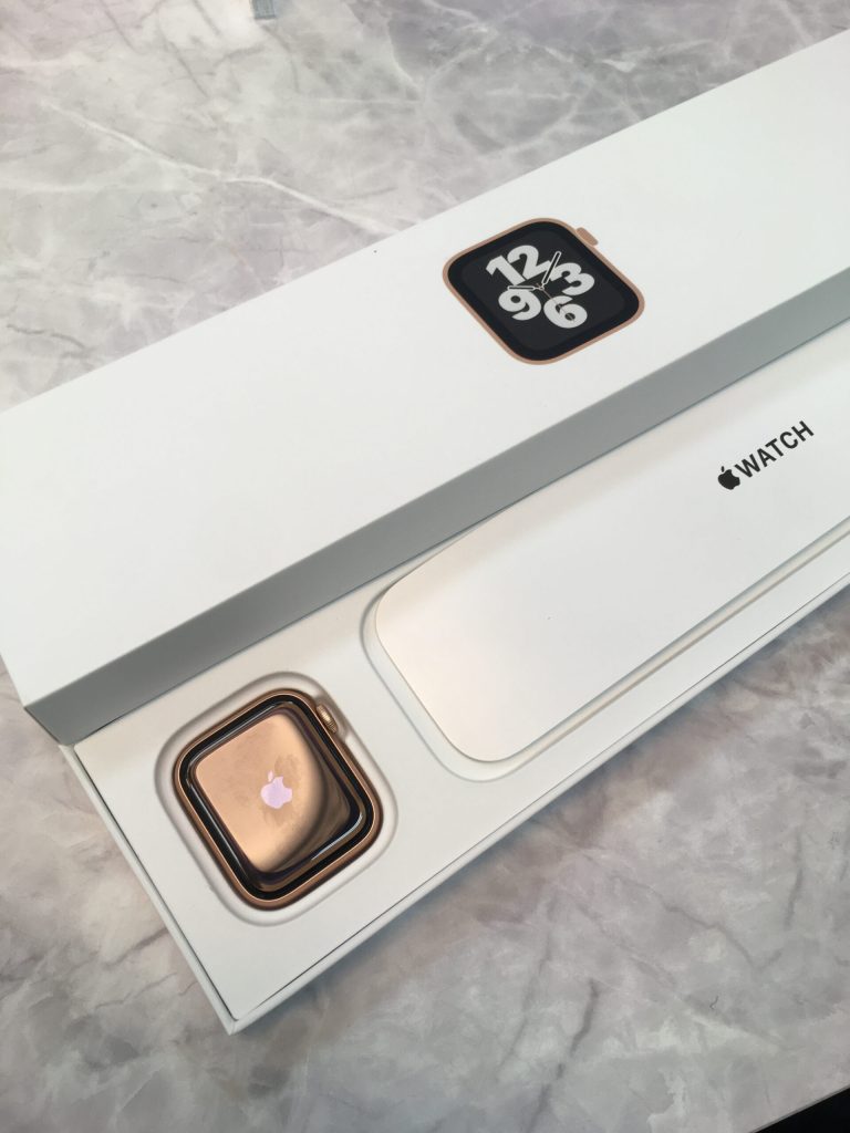 Apple Watch SE 40mm GPS ゴールド/スポーツバンド スターライト MKQ03J/A