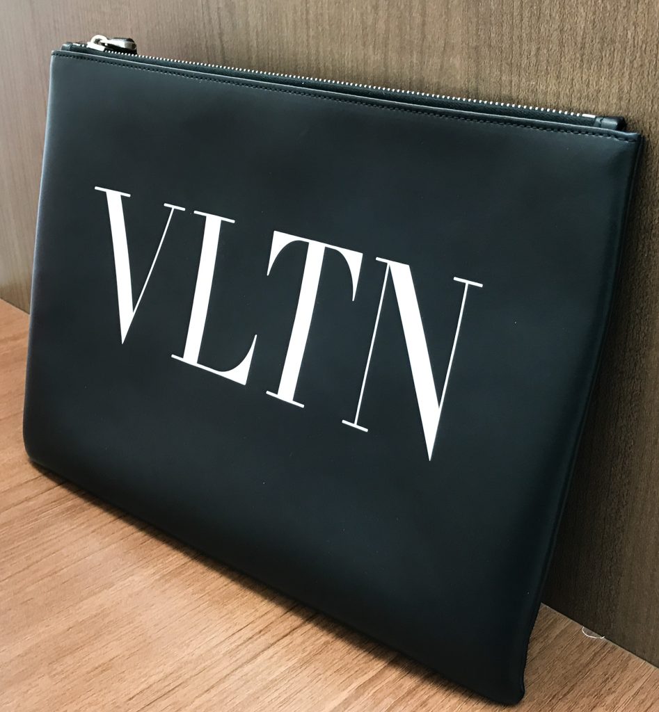 ヴァレンティノ VLTN レザークラッチバッグ