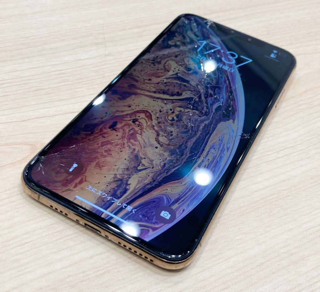 au SIMロック解除済み iPhoneXS MAX 64GB ゴールド NT6T2J/A 液晶画面割れ