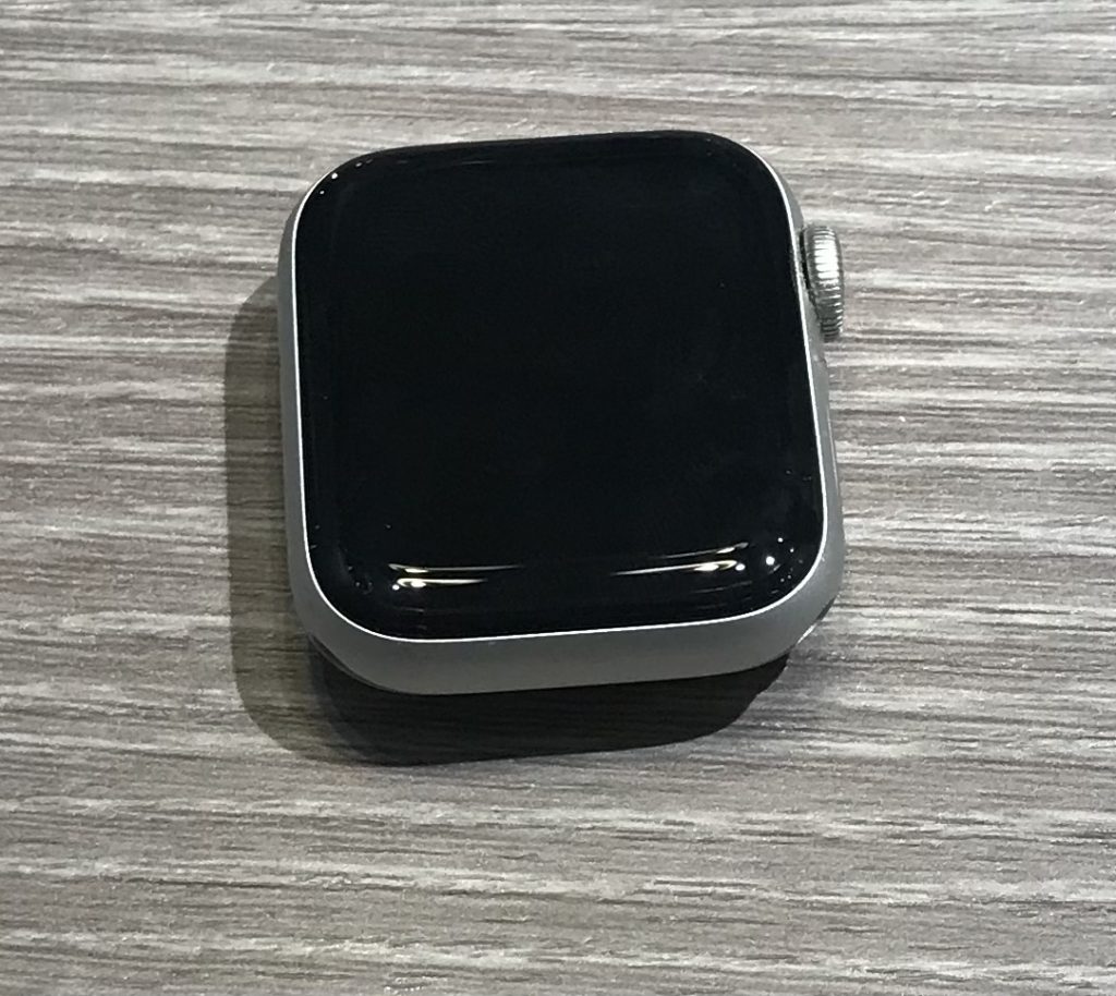 Apple Watch SE GPSモデル 40mm シルバーアルミニウムケースアビスブルースポーツバンド MKNY3J/A　