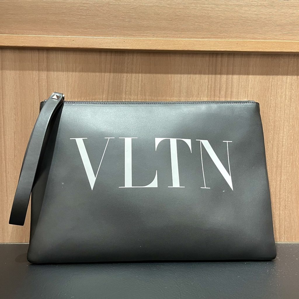 ヴァレンティノ VLTN レザークラッチバッグ