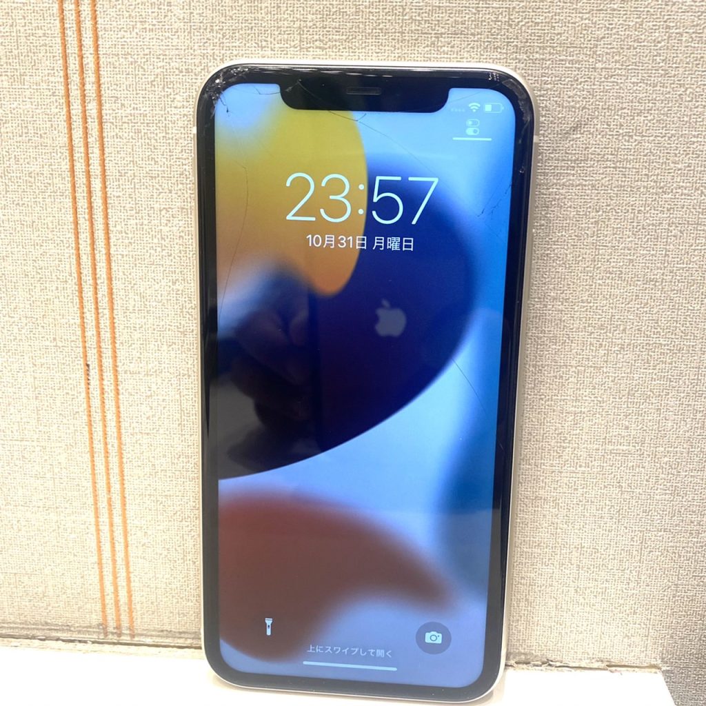 au/SIMロック解除済 iPhone11 64GB ホワイト MWLU2J/A