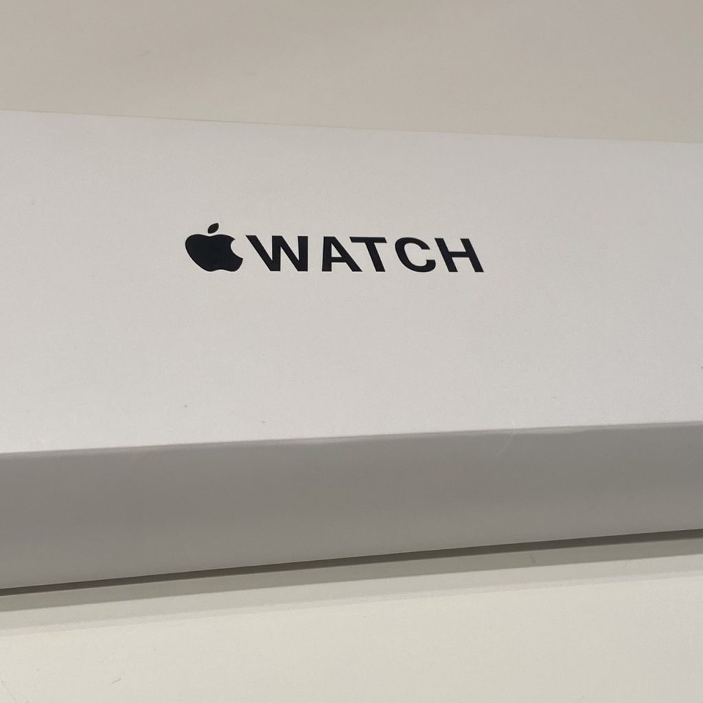 Apple Watch SE 40mm GPS ゴールド/スポーツバンド スターライト MKQ03J/A