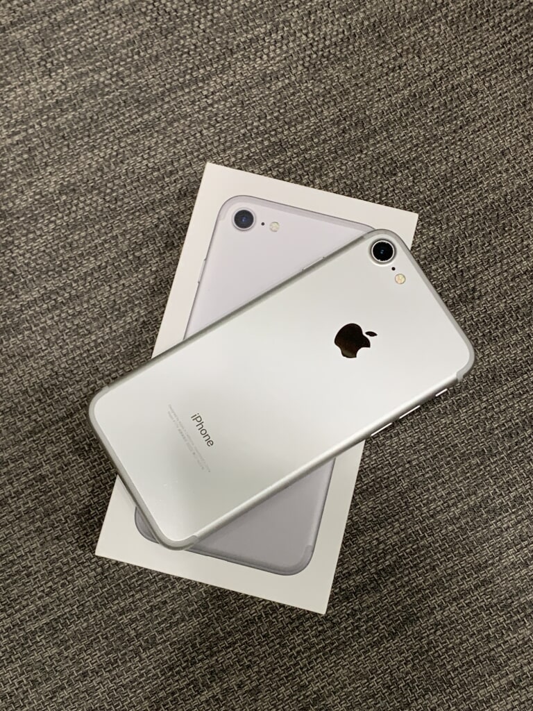 au/SIMロック解除 iPhone7 32GB シルバー MNCF2J/A