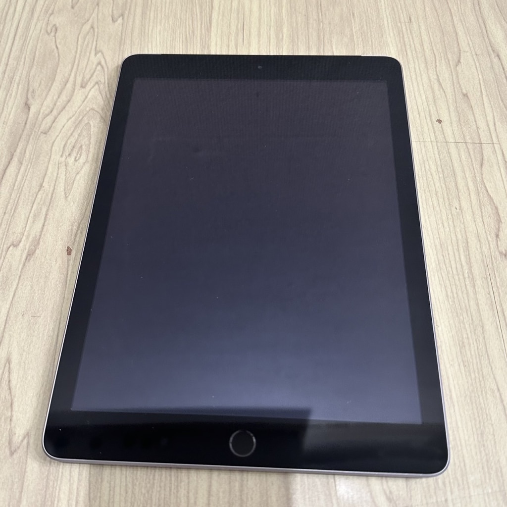docomo SIMロック解除済み iPad 第5世代 32GB シルバー MP1L2J/A