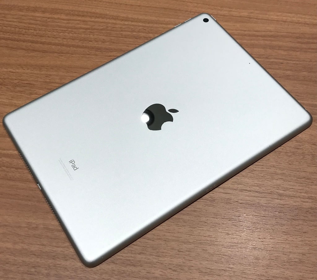 Apple iPad第8世代 wi-fiモデル 32GB シルバー MYLA2J/A