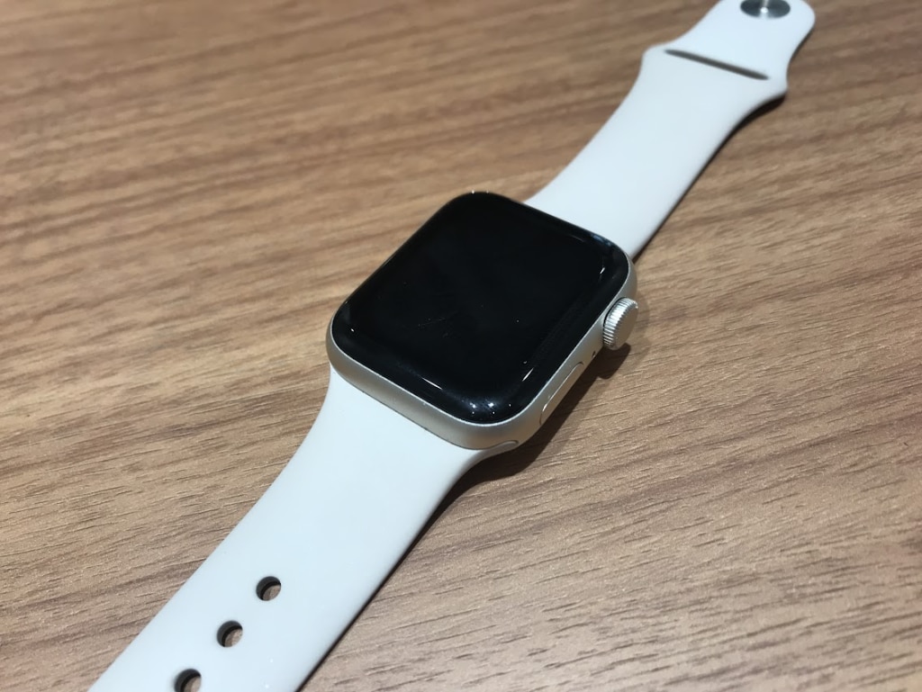 AppleWatch SE2 40mm GPS スターライトアルミニウムケース/スターライトスポーツバンド MNJP3J/A