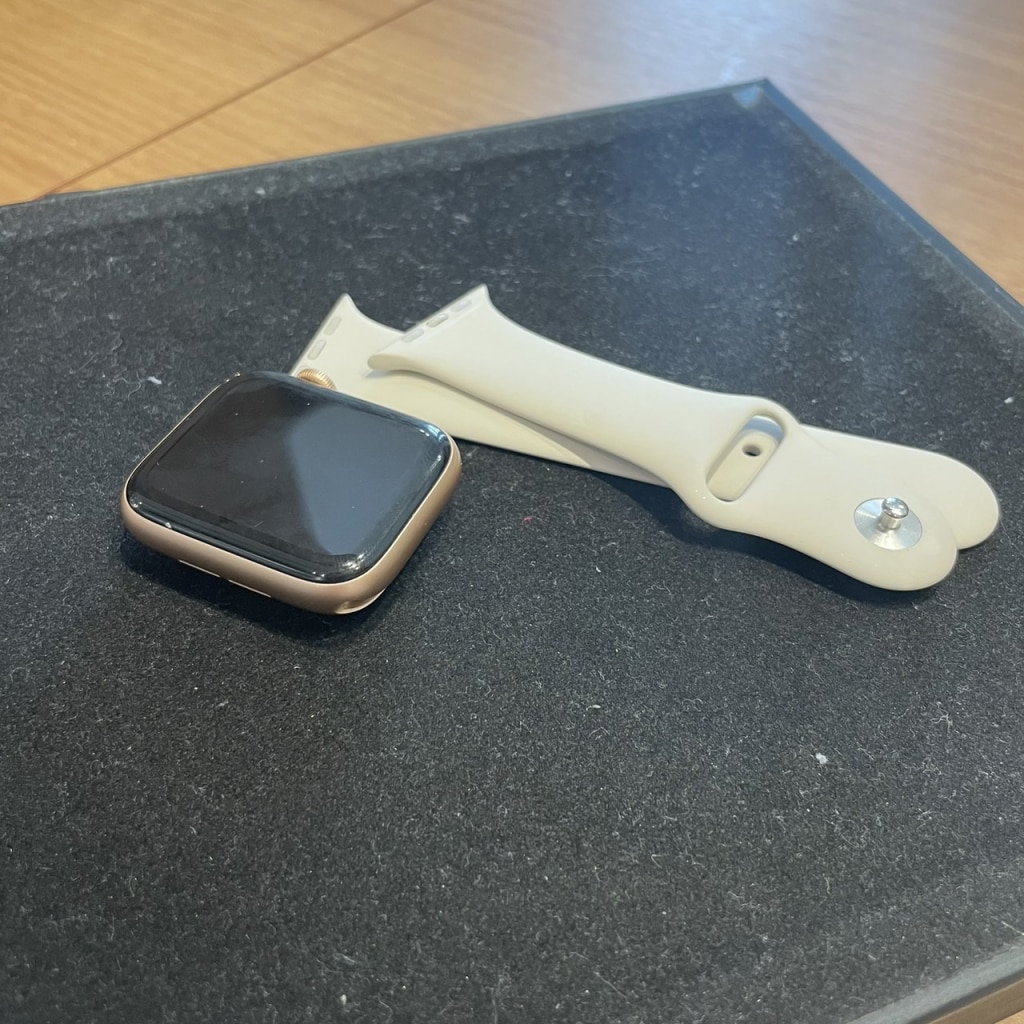 Apple Watch SE 44mm GPS ゴールド/スポーツバンド スターライト MKQ53J/A