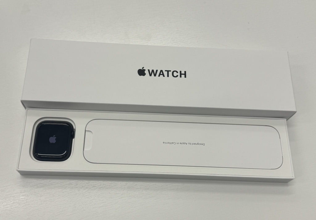 Apple Watch SE GPSモデル 44mmミッドナイトアルミニウムケース MNK03J/A