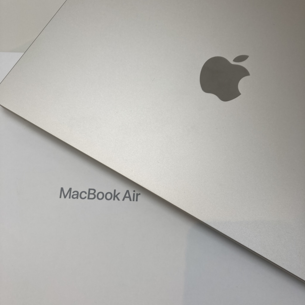 MacBook Air 2022 13インチ M2 8GB 256GB スターライト FLY13J/A