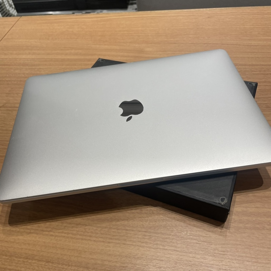 Apple   MacBook Pro 13.3インチ SSD256GB メモリ8GB シルバー MYDA2J/A