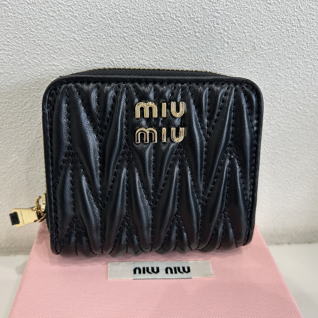 miumiu マトラッセ 二つ折り財布