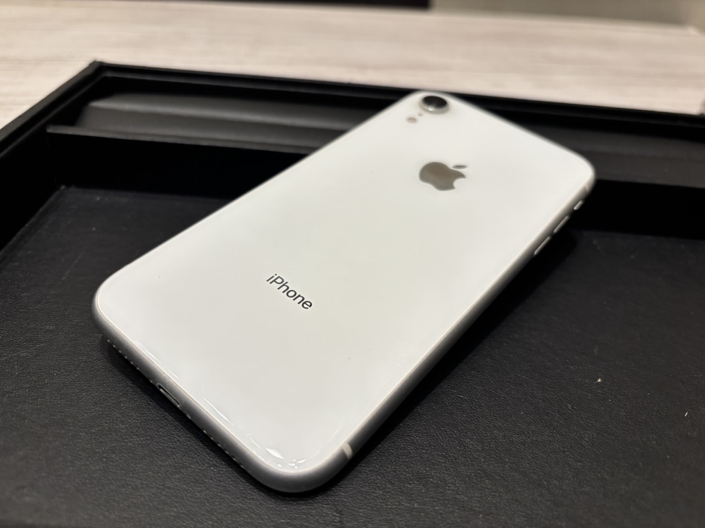 SIMロック解除(au)iPhoneXR 64GB ホワイト MT032J/A