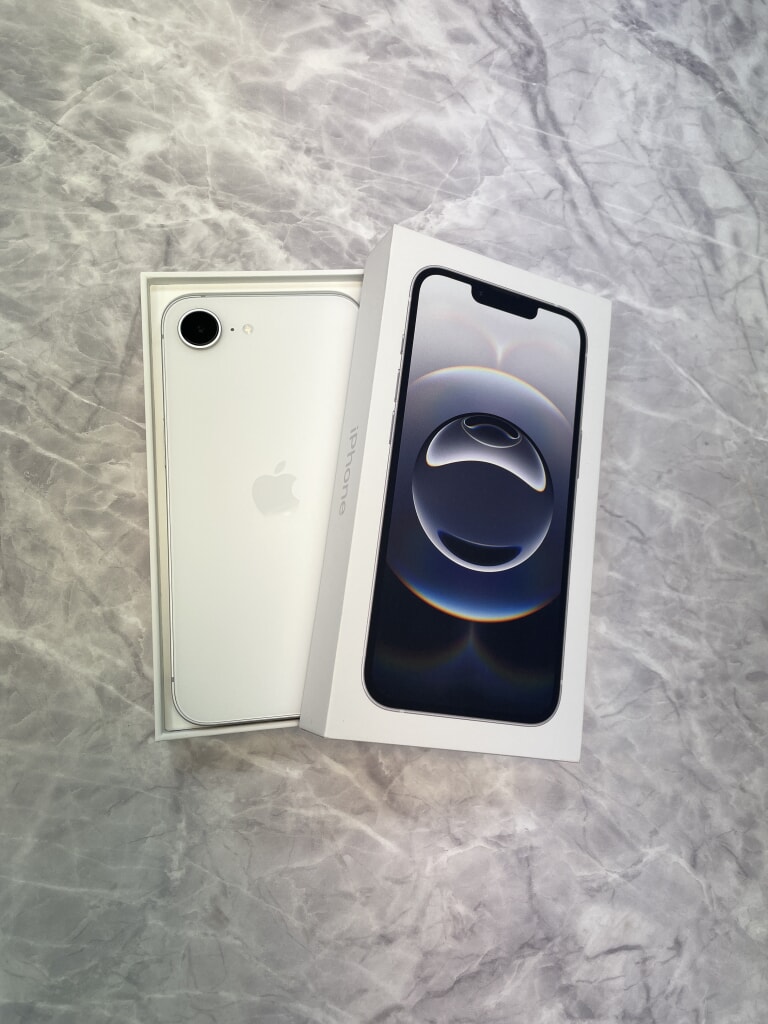 iPhone16e ホワイト 256GB MD1W4J/A