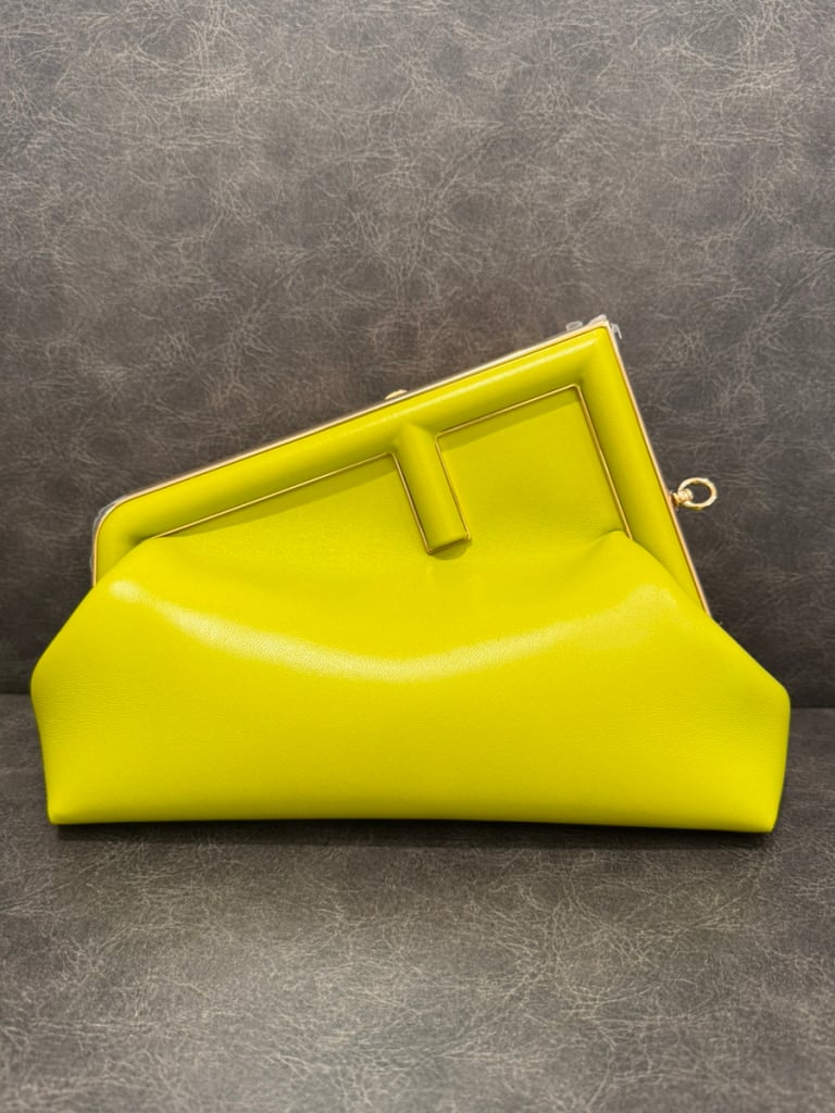 フェンディ ファースト レザー ショルダーバッグ 8BP137
