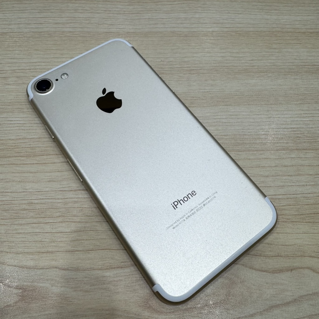 SIMロック解除(Softbank) iPhone7 32GB シルバー MNCF2J/A