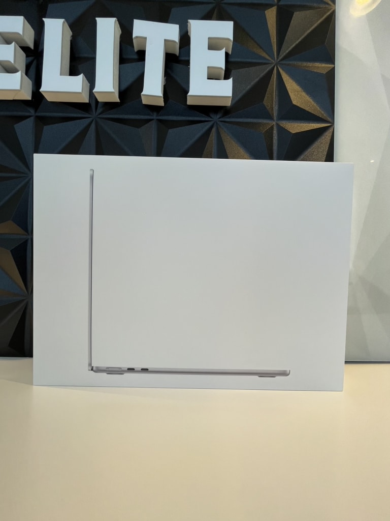 MacBook Air 13インチ 2025 M4 16GB 256GB MW0W3J/A A3240