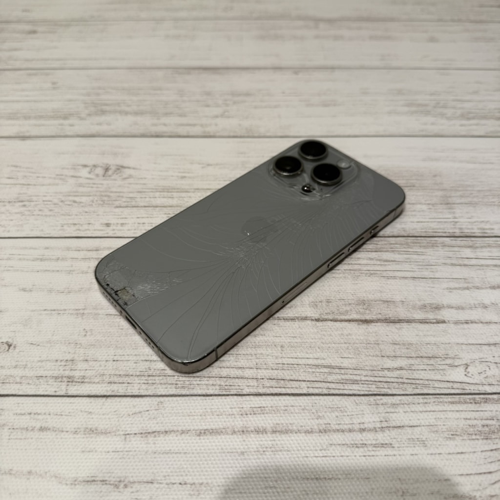 SIMロック解除(au)iPhone15Pro 128GB ナチュラルチタニウム MTU93J/A