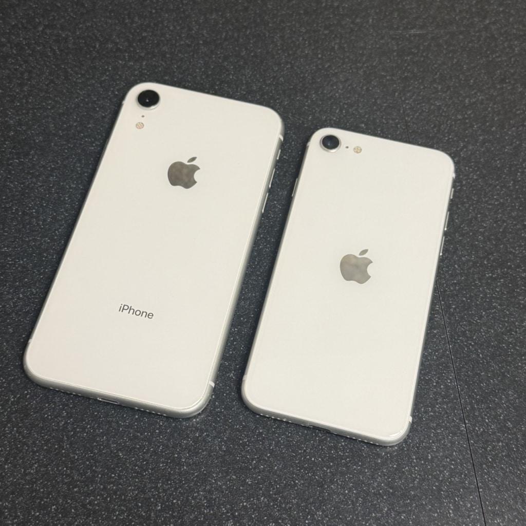 SIMロック解除(docomo)iPhoneXR 128GB ホワイト MT0J2J/A  iPhoneSE2 64GB ホワイト MX9T2J/A