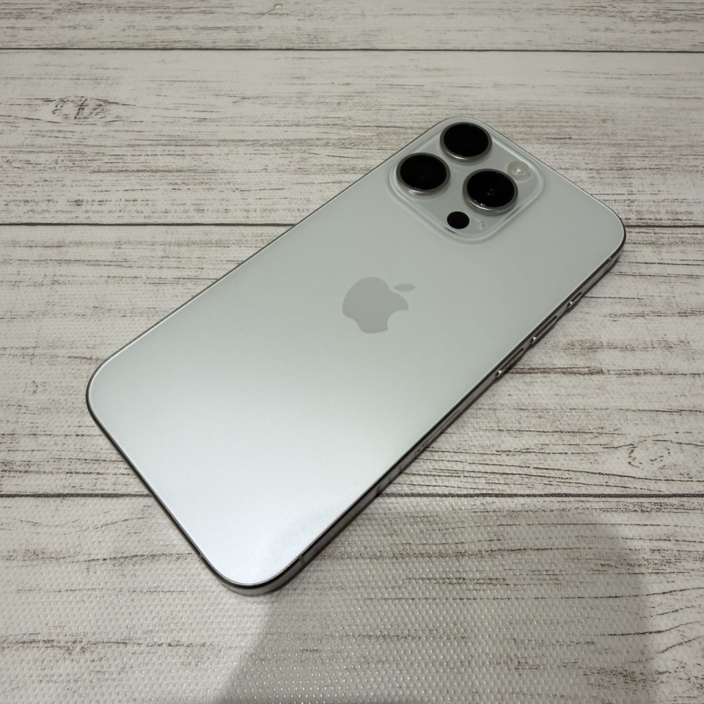 SIMロック解除(au)iPhone15Pro 256GB ホワイトチタニウム MTUD3J/A