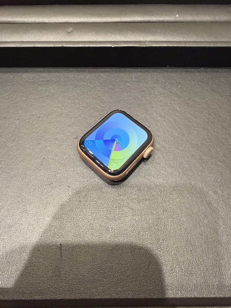 AppleWatchSE 40mm GPSモデル ゴールドアルミニウム MYDN2J/A