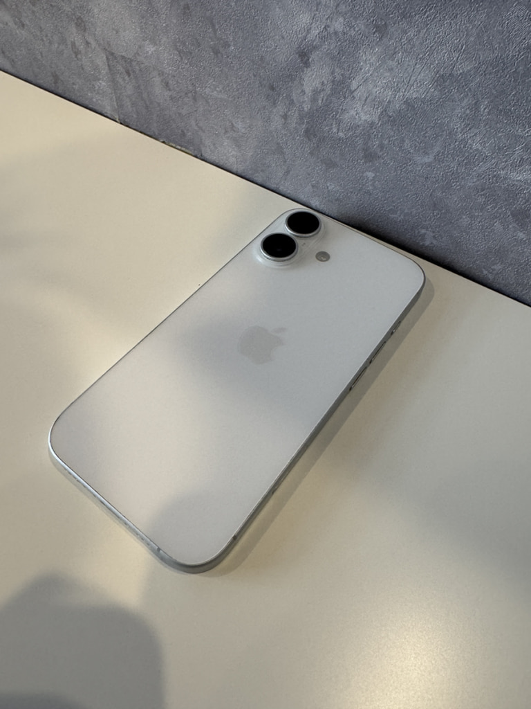 SIMロック解除(Softbank) iPhone16 256GB ホワイト MYDX3J/A