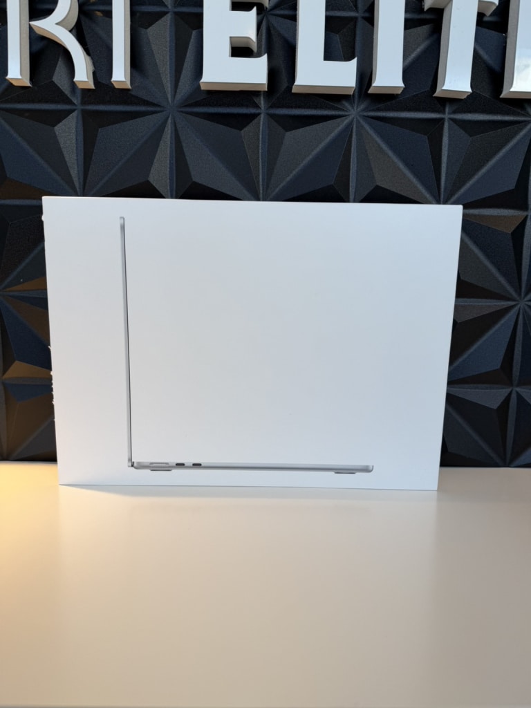 MacBook Air 13インチ 2022 M2 8GB 256GB シルバー MLXY3J/A
