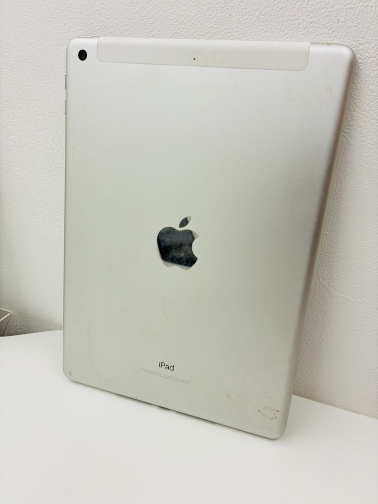 SIMロック解除(au) iPad 第6世代 32GB シルバー MR6P2J/A