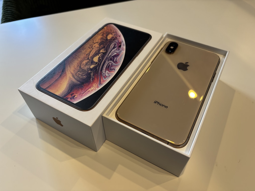 SIMロック解除(docomo)iPhoneXS 64GB ゴールド MTAY2J/A