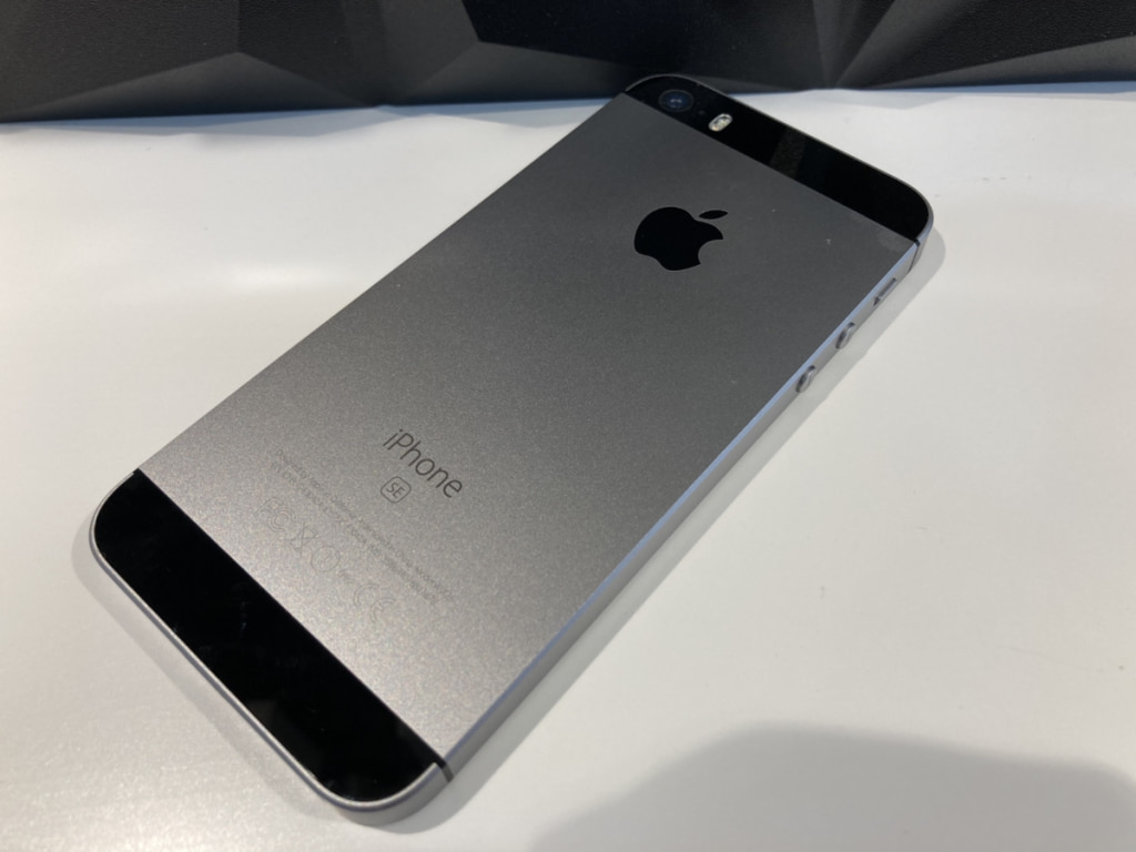 SIMロック解除(au)iPhoneSE 64GB スペースグレイ MLM62J/A