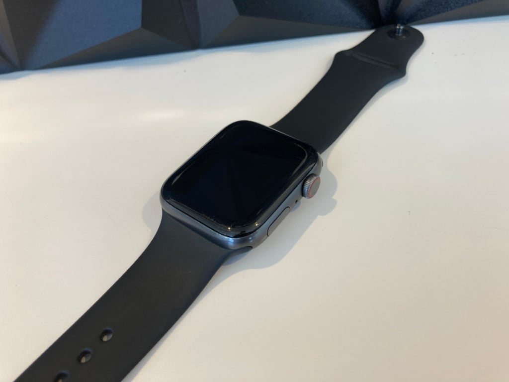AppleWatchSE 44㎜ GPS+Cellular スペースグレイアルミニウム MYF02J/A