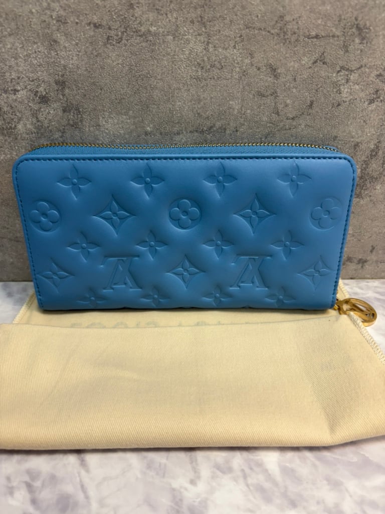 ヴィトン  モノグラム エンボス ジッピーウォレット M82051