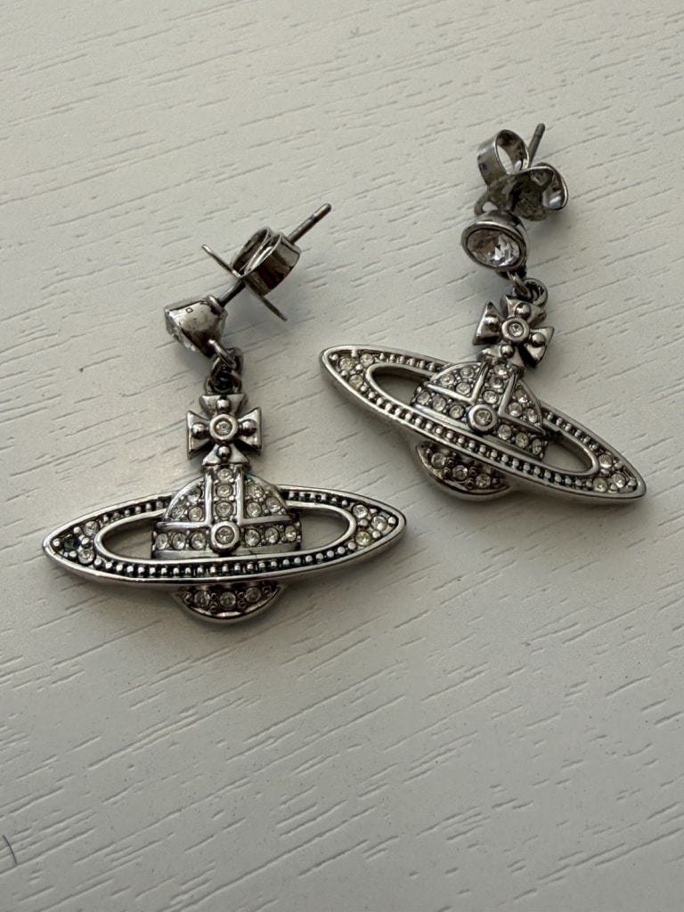 レオノール ピアス