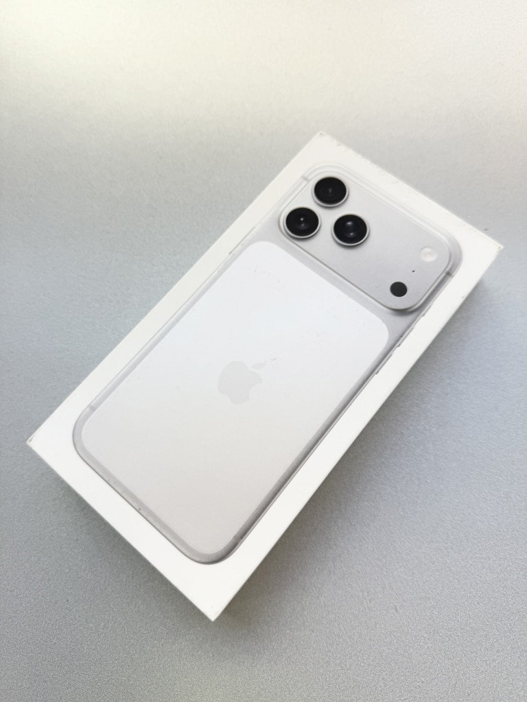 Apple iPhone17 Pro Max 2TB シルバー MFYJ4J/A