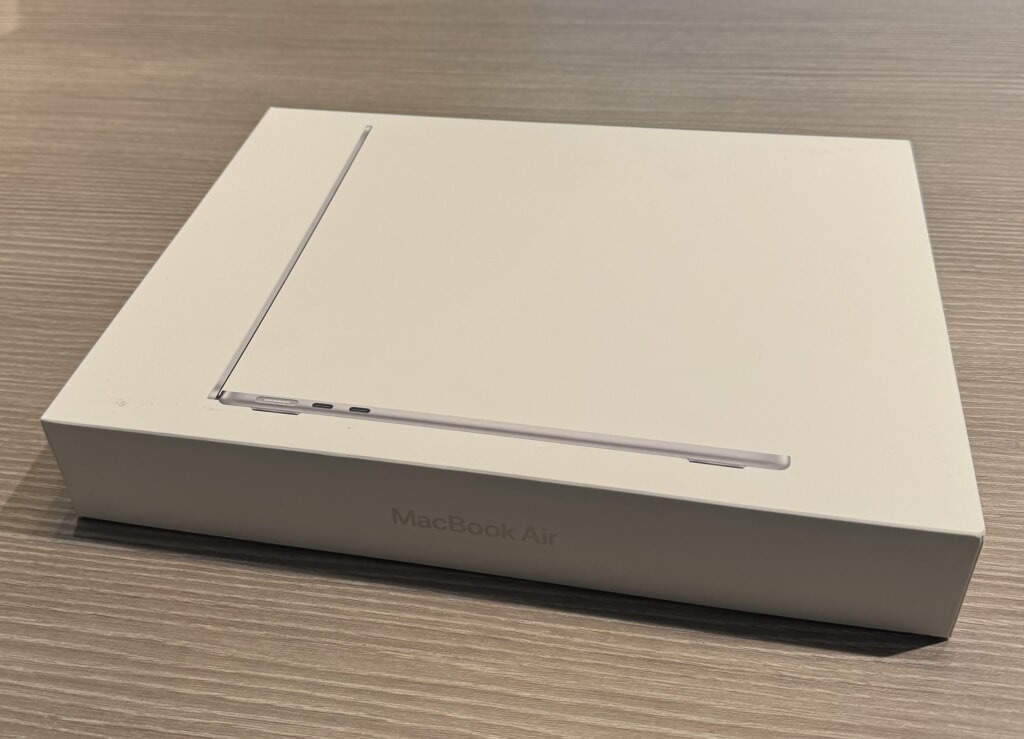 MacBook Air 13インチ 2025 M4 16GB 256GB MW0W3J/A