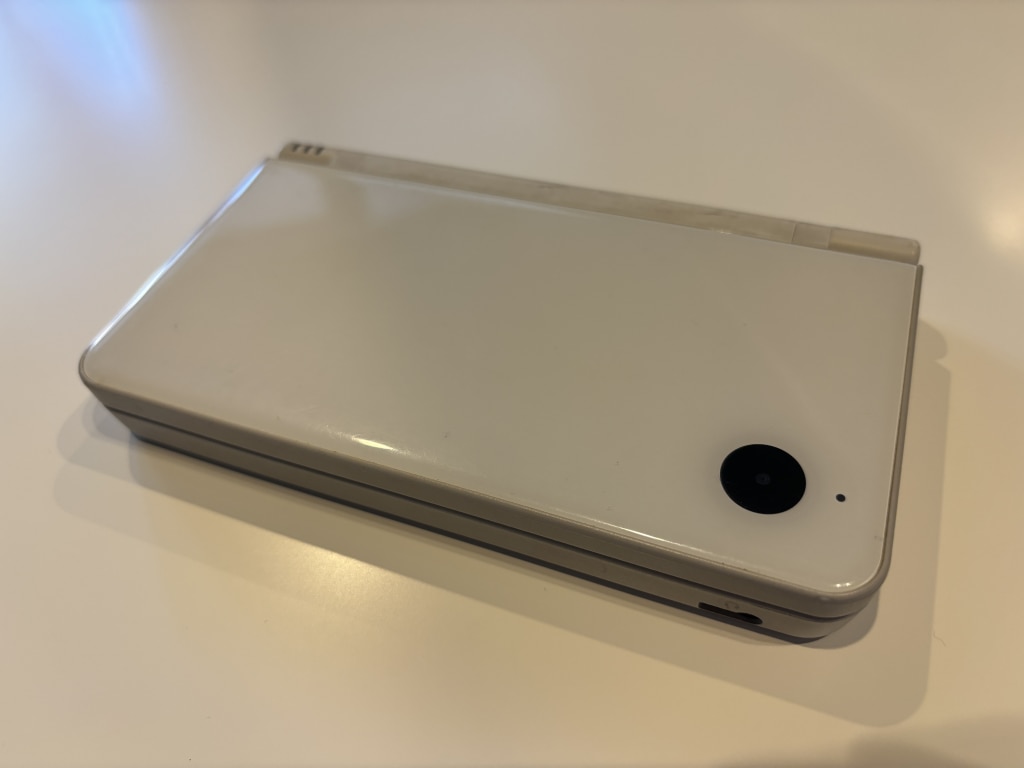 Nintendo DSi LL UTL-001
