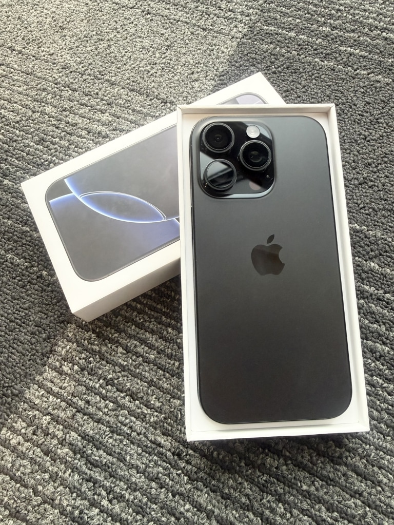 Apple iPhone16Pro 256GB ブラックチタニウム MYN03J/A