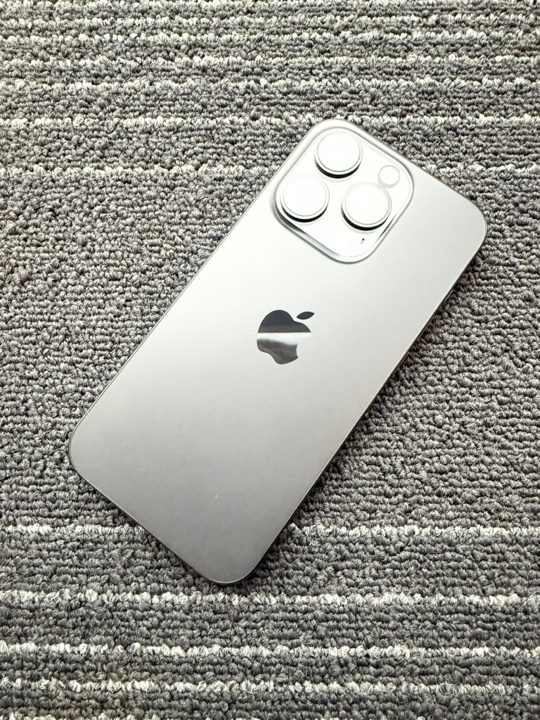 Apple iPhone15Pro 256GB ブラックチタニウム MTUC3J/A