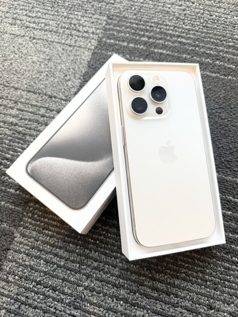 Apple iPhone15 Pro 256GB ホワイトチタニウム MTUD3J/A