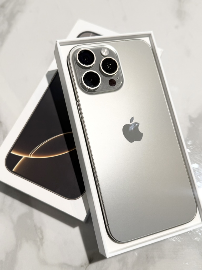 Apple iPhone16 Pro Max 256GBナチュラルチタニウム MYWK3J/A 赤ロム