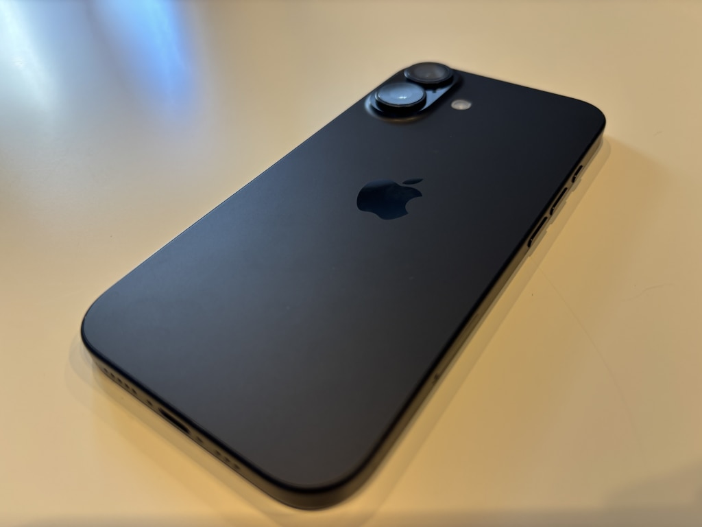 SIMロック解除(Softbank)iPhone16 256GB ブラック NYDW3J/A