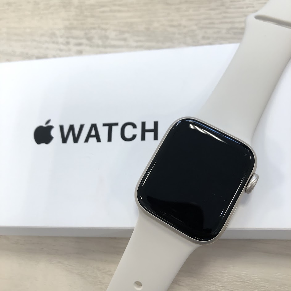 Apple Watch SE3 40mm GPS スターライトアルミニウムケース/スターライトスポーツバンド (S/M) MEH34J/A