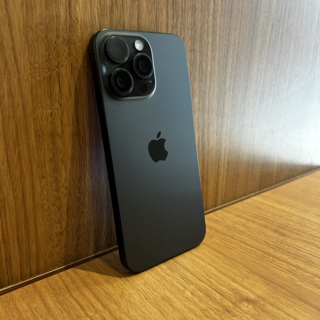 SIMロック解除(docomo) iPhone 15 Pro 1TB ブラックチタニウム MTUQ3J/A