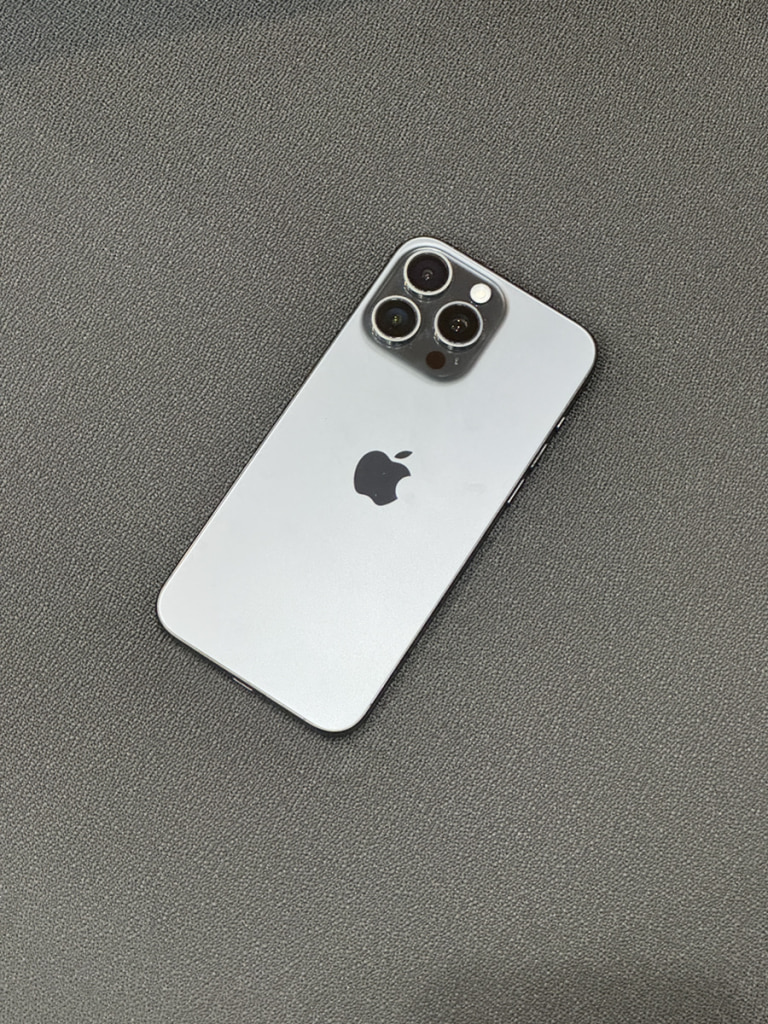 SIMロック解除(au) iPhone15 Pro Max 256GB ブラックチタニウム MU6P3J/A