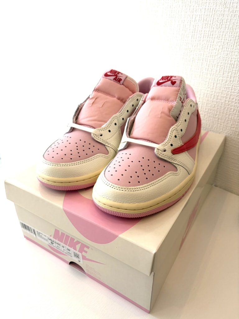 ナイキ トラヴィス・スコット × ナイキ エア ジョーダン 1 ロー OG SP “セイル/トロピカルピンク/シャイピンク
