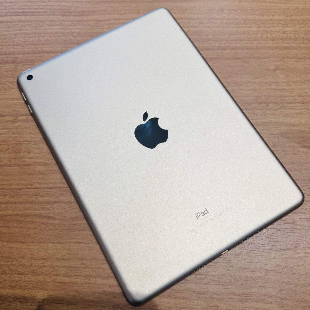 Apple iPad 第5世代 Wi-Fi 128GB ゴールド MPGW2J/A