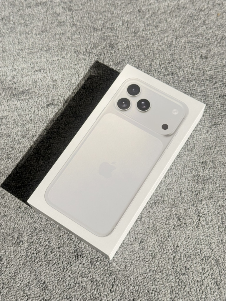 Apple iPhone17 Pro Max 512GB シルバー MFYC4J/A